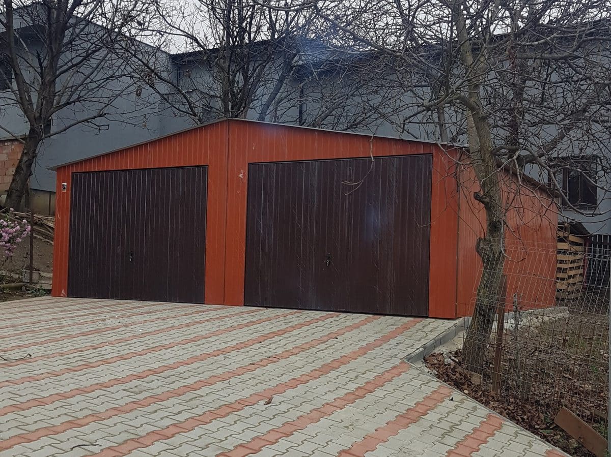 Blaszany montowany garaż 7×6 – brązowy