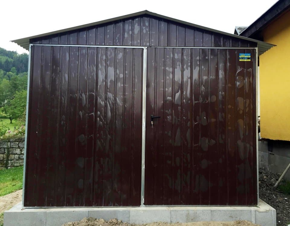 Plechová montovaná garáž 3×5 - tmavě hnědá