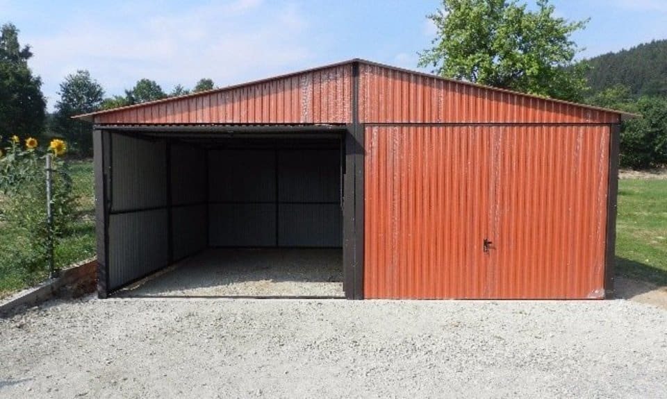 Plechová montovaná garáž 6×6 - hnědá