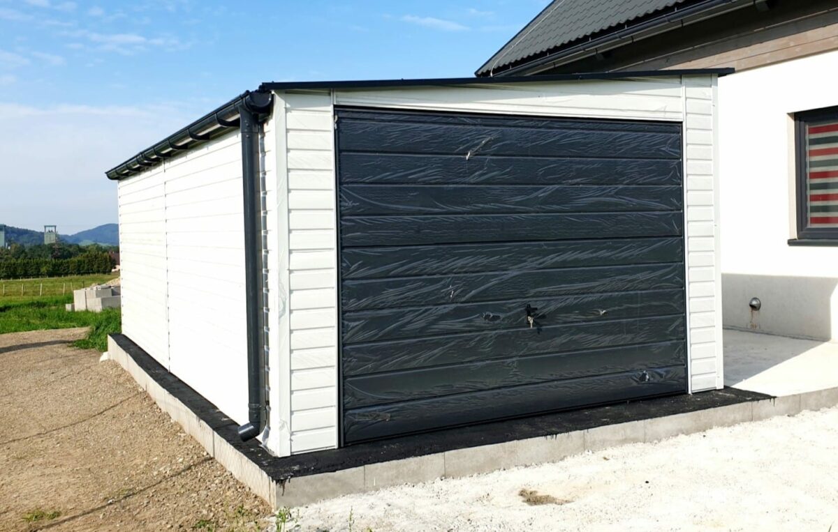 Blaszany garaż 3,5×7m - biały/ ciemny grafit matowy