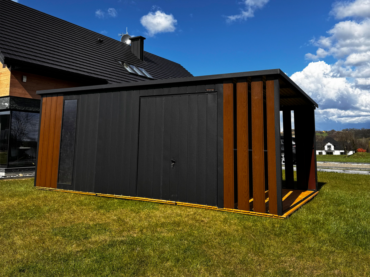 2 - Domek ogrodowy 5×3 m + zadaszenie 1x3 m – czarny matowy/orzech